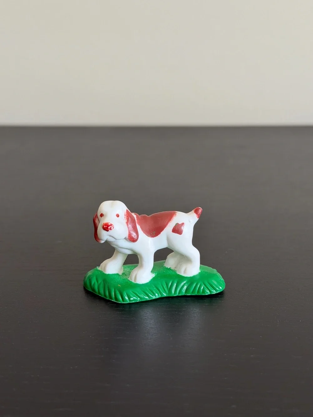 Lincoln Logs Brown White Puppy Dog Toy Figure Green Grass 2 Inch Vintage